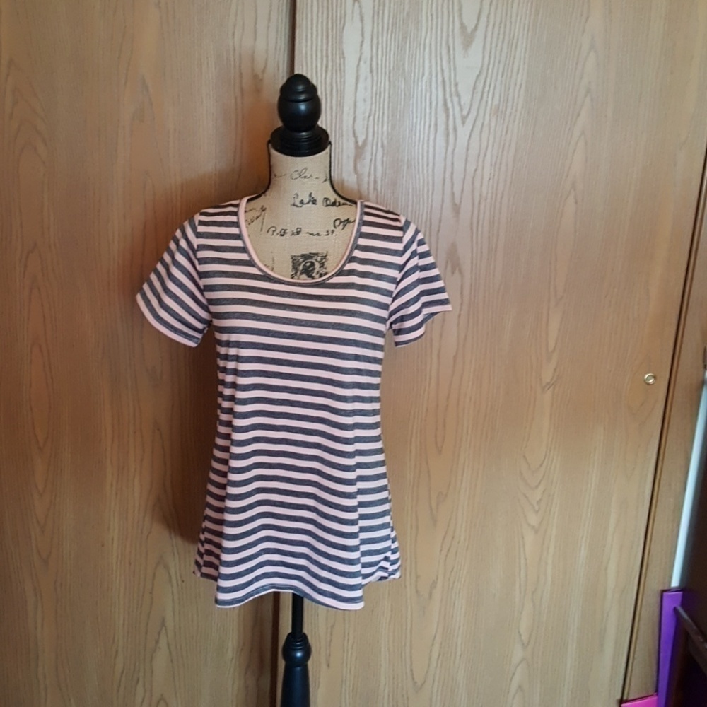 Small classic lularoe grey and pink t-shirt.